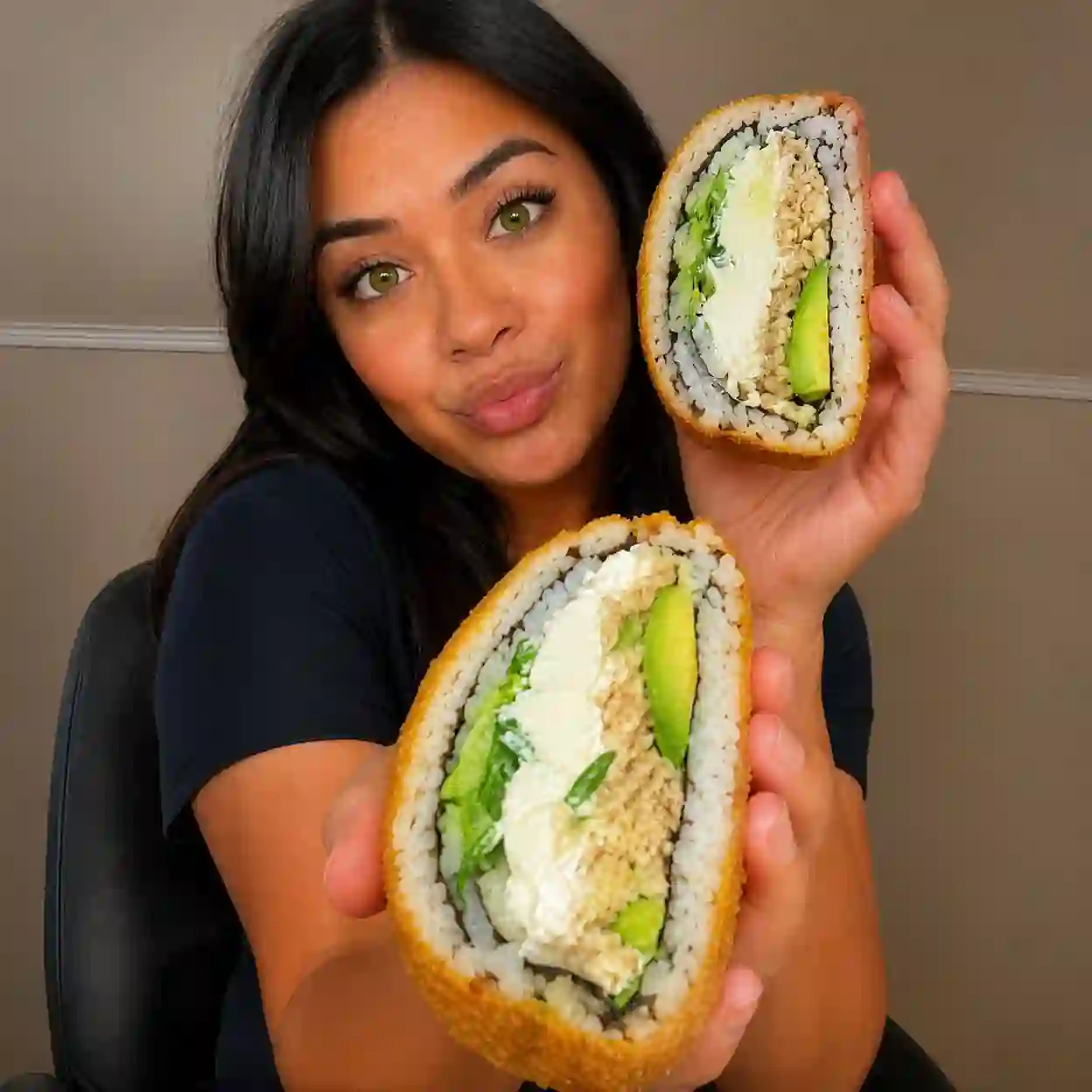 Sushi burger con palta y queso crema