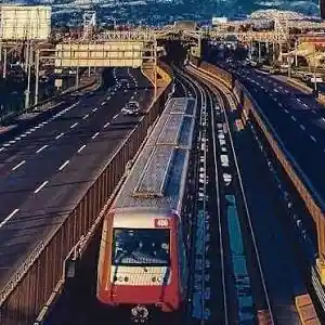 Vista urbana con Metro de Santiago en La Granja