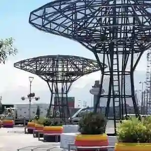 Plaza con estructuras urbanas en La Florida
