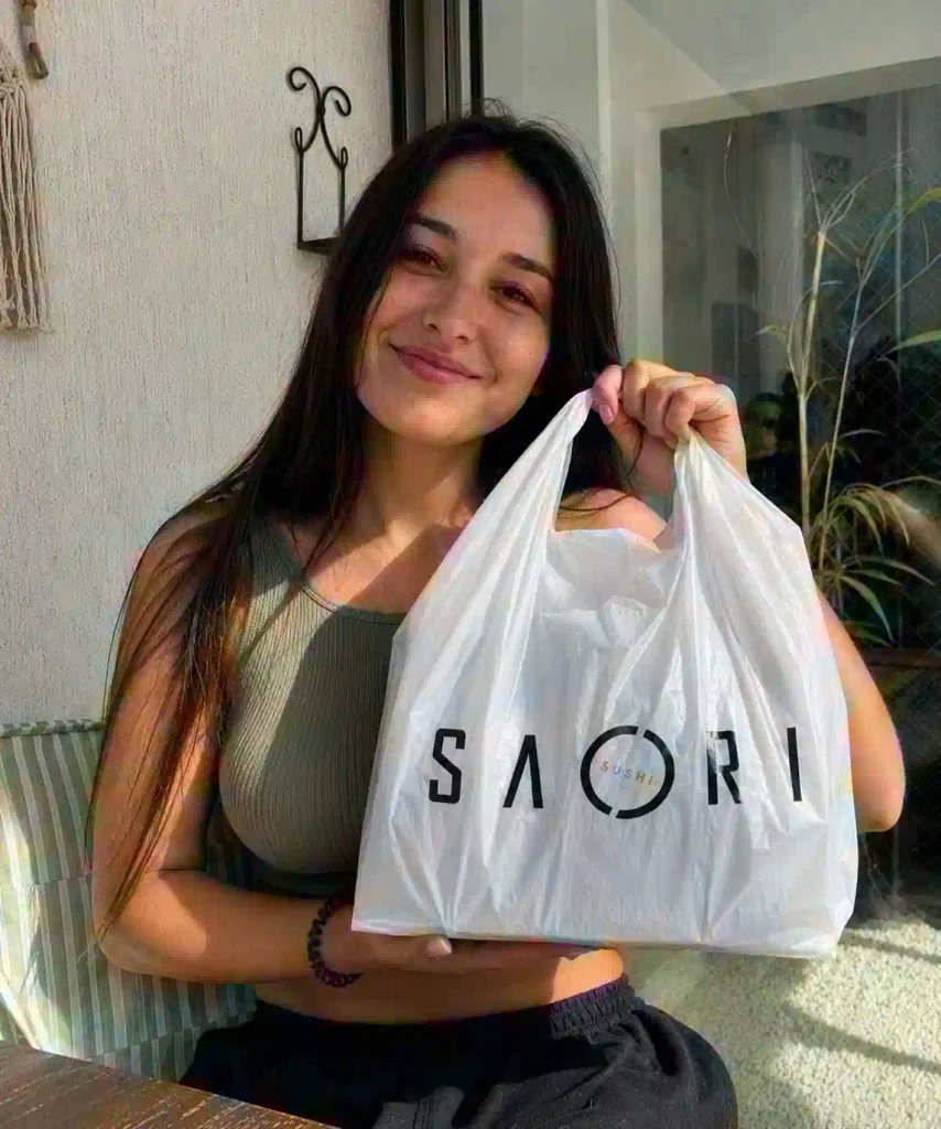 clienta de la comuna de la cisterna con su promocion aisuru de sushi