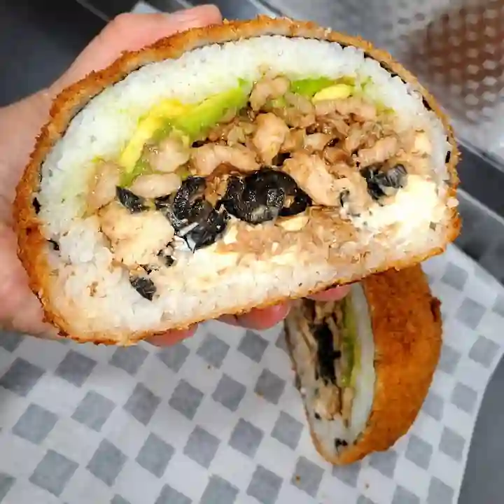 Sushi burger vegetariana con palta y champiñones