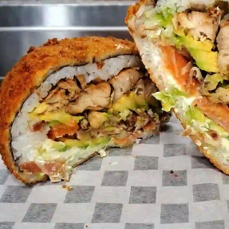 Sushi burger de Saori Sushi cortada por la mitad