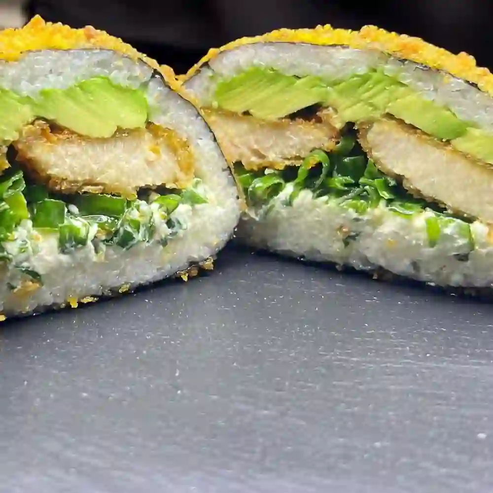 Sushi burger de Saori Sushi con sus ingredientes en capas